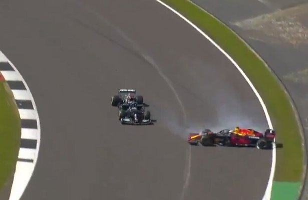 Zware crash Max Verstappen op Silverstone in de GP van Groot Brittannië
